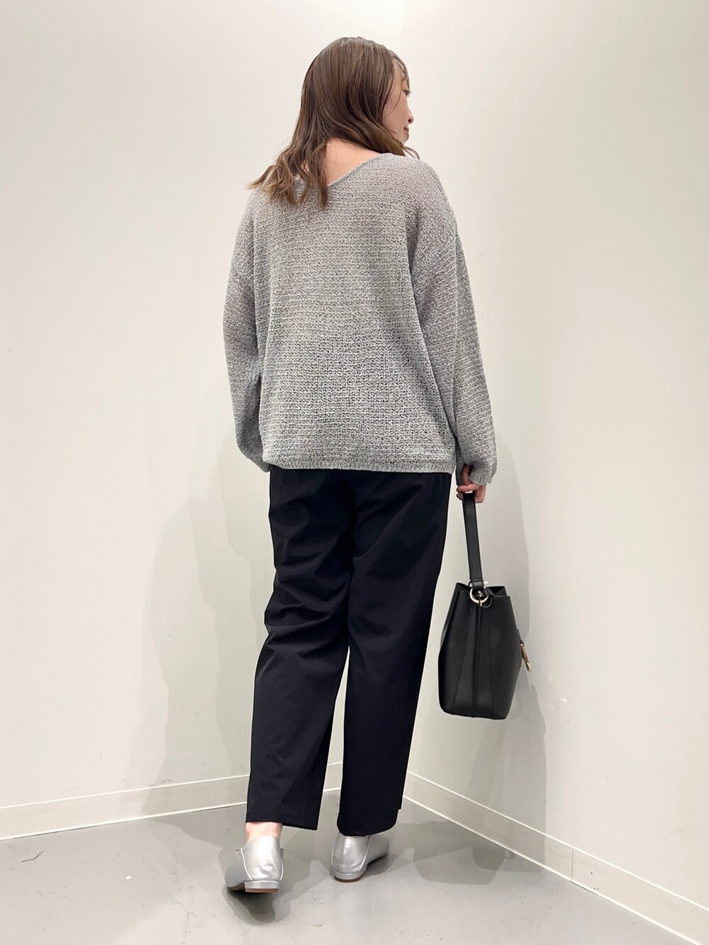 グレー系のニット/セーター、ブラック系のその他パンツを着用したレディースの夏コーディネートの4枚目の写真