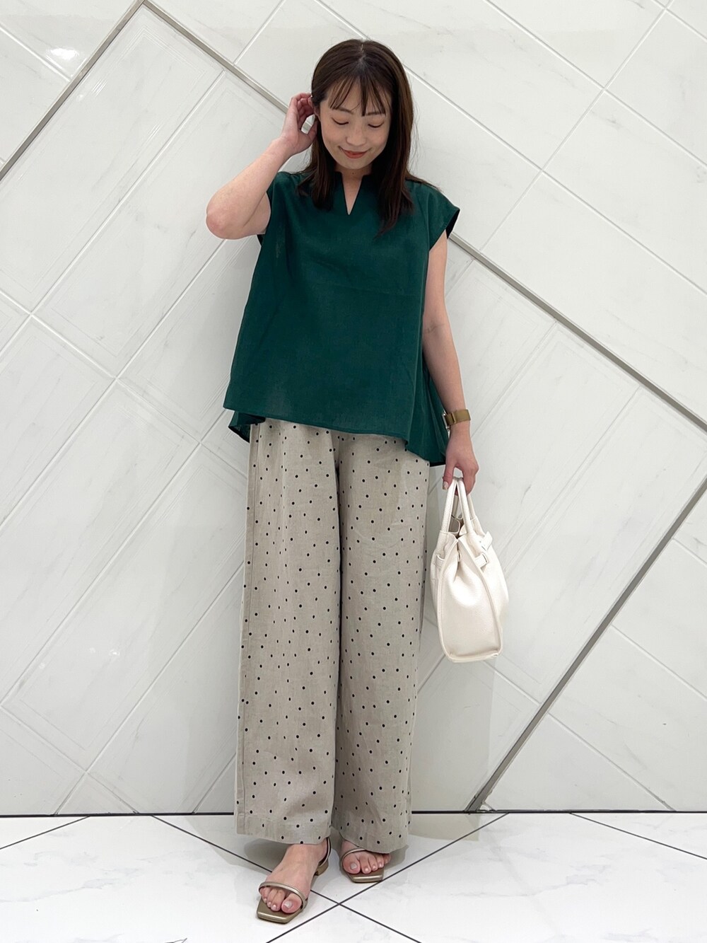 グリーン系のシャツ/ブラウス、ベージュ系のその他パンツ、ゴールド系のサンダルを着用したレディースの夏コーディネートの5枚目の写真