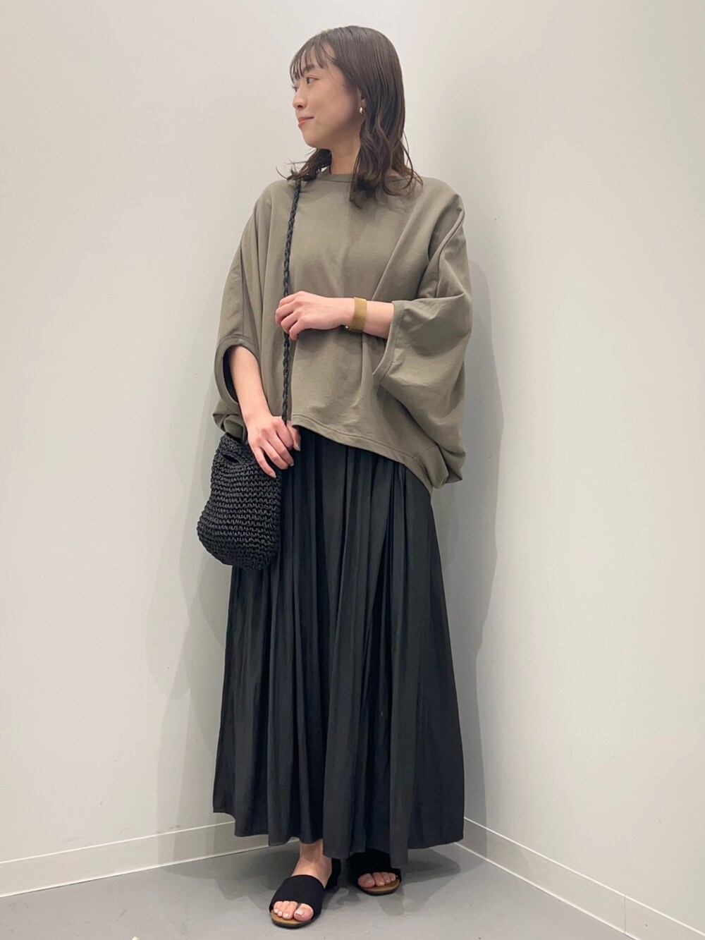 グリーン系のTシャツ/カットソー、ブラック系のその他パンツ、ブラック系のサンダルを着用したレディースの夏コーディネートの2枚目の写真