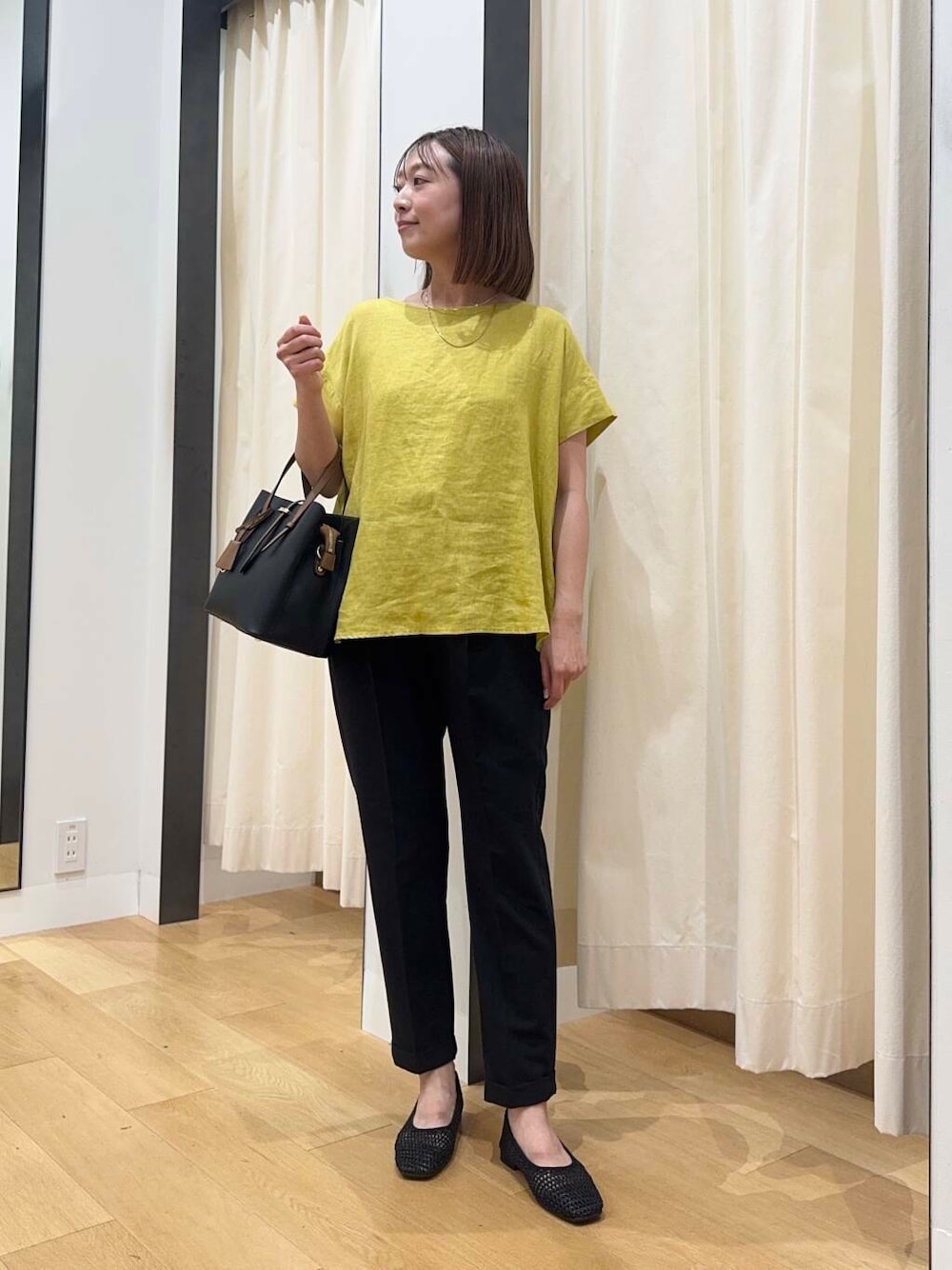 「シンプルコーデ、低身長、newarrival、休日スタイル、低身長コーデ、urstore、154cm、骨格ストレート、イエベ春、30代前半、ストレート×イエベ春、夏の快適通勤コーデ、私が選ぶセールアイテム25ss」｜「RODE SKOの『ドラマ着用商品』チャーム付ミドルバッグ『Msize』（トートバッグ、ブラック系）」を使った、maikoさん（レディース・154cm）の夏コーディネートの2枚目の写真