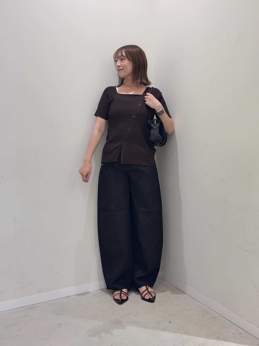 ブラウン系のニット/セーター、ブラック系のその他パンツ、ブラック系のサンダルを着用したレディースの夏コーディネートの2枚目の写真