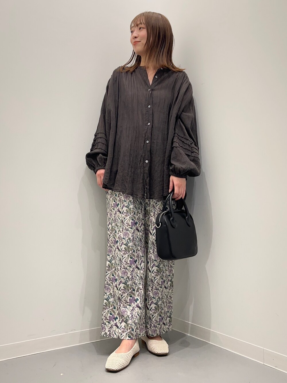 グレー系のシャツ/ブラウス、パープル系のその他パンツ、ホワイト系のバレエシューズを着用したレディースの春コーディネートの2枚目の写真