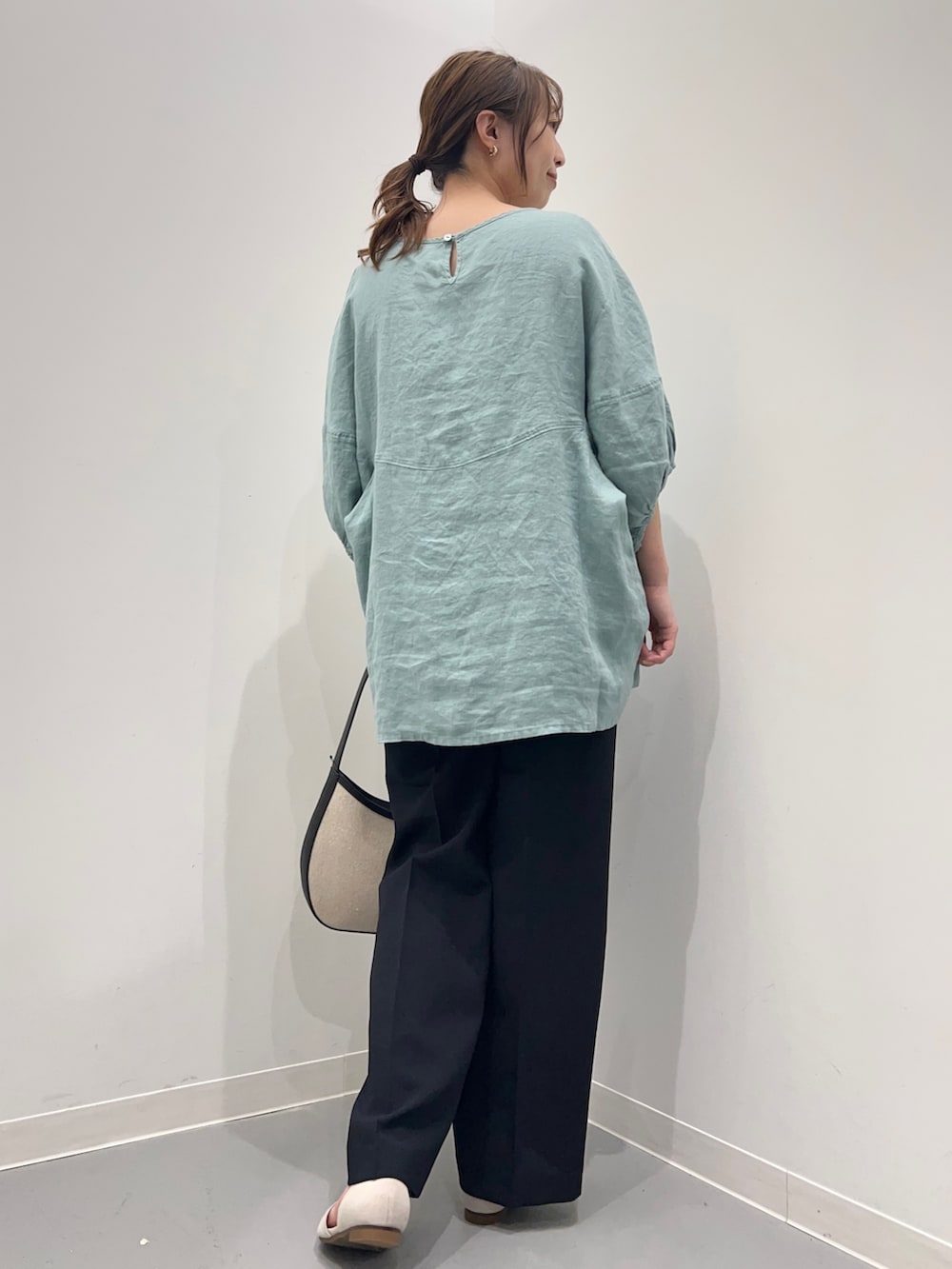 グリーン系のシャツ/ブラウス、ブルー系のその他パンツ、ホワイト系のサンダルを着用したレディースの夏コーディネートの4枚目の写真