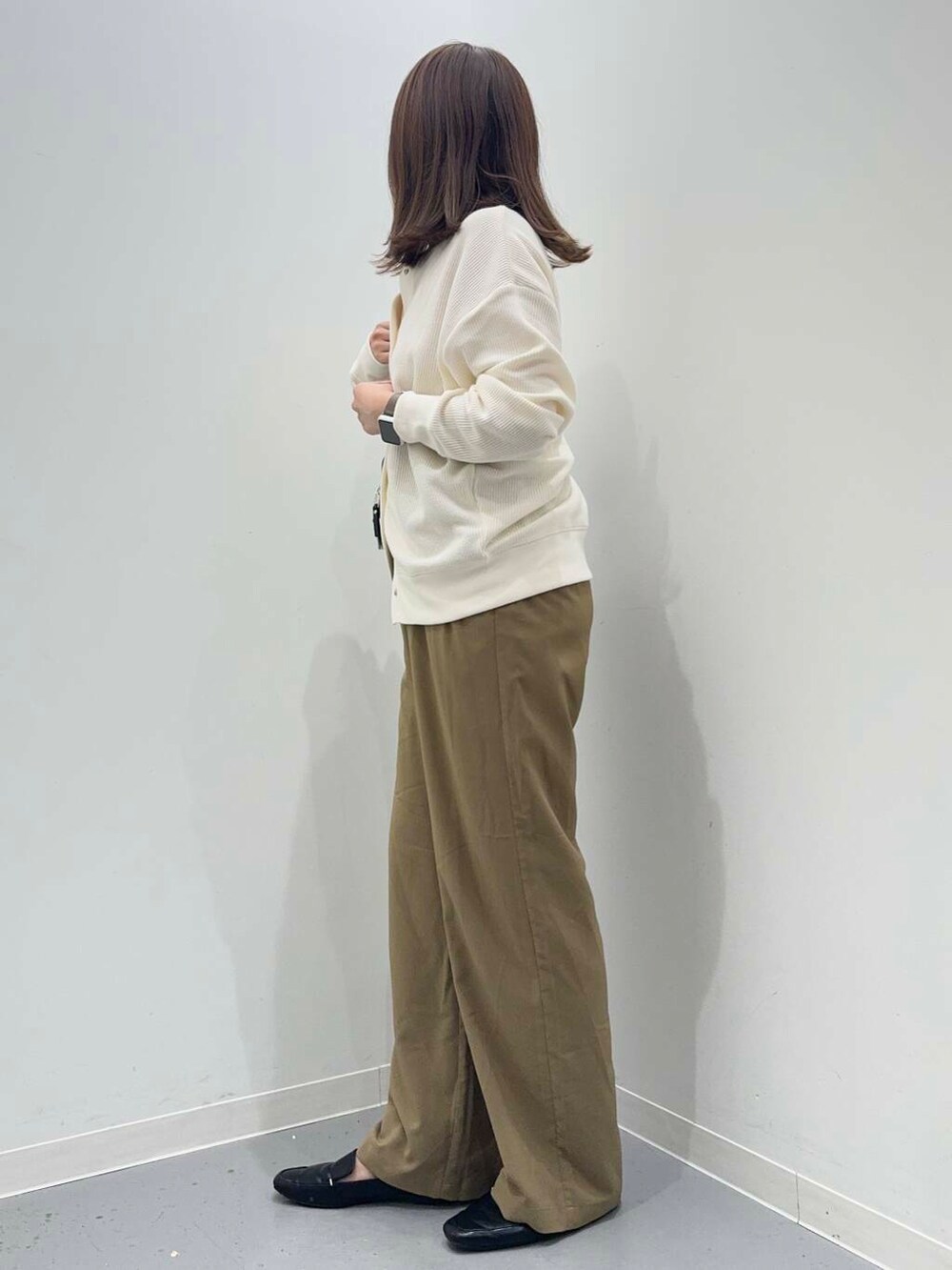 ブラック系のローファー、ベージュ系のカーディガン/ボレロ、イエロー系のその他パンツを着用したレディースの秋コーディネートの2枚目の写真