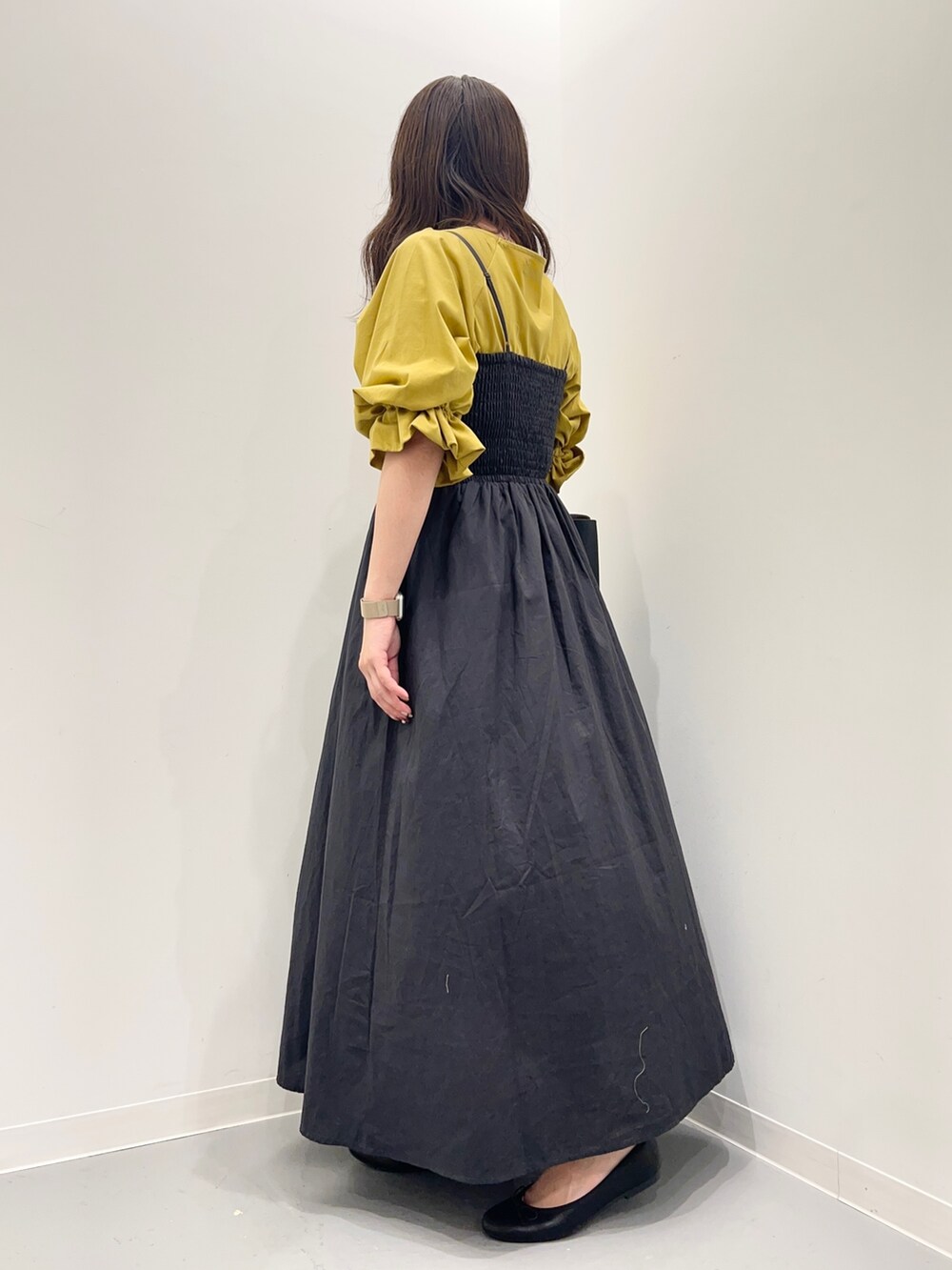 グレー系のワンピース、イエロー系のTシャツ/カットソーを着用したレディースの夏コーディネートの3枚目の写真