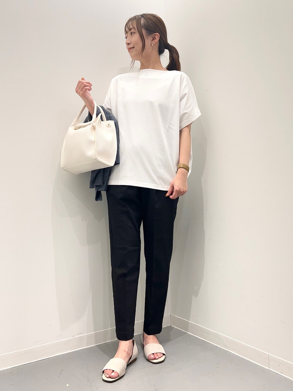 ホワイト系のTシャツ/カットソー、ブルー系のカーディガン/ボレロ、ブラック系のその他パンツを着用したレディースの夏コーディネートの6枚目の写真