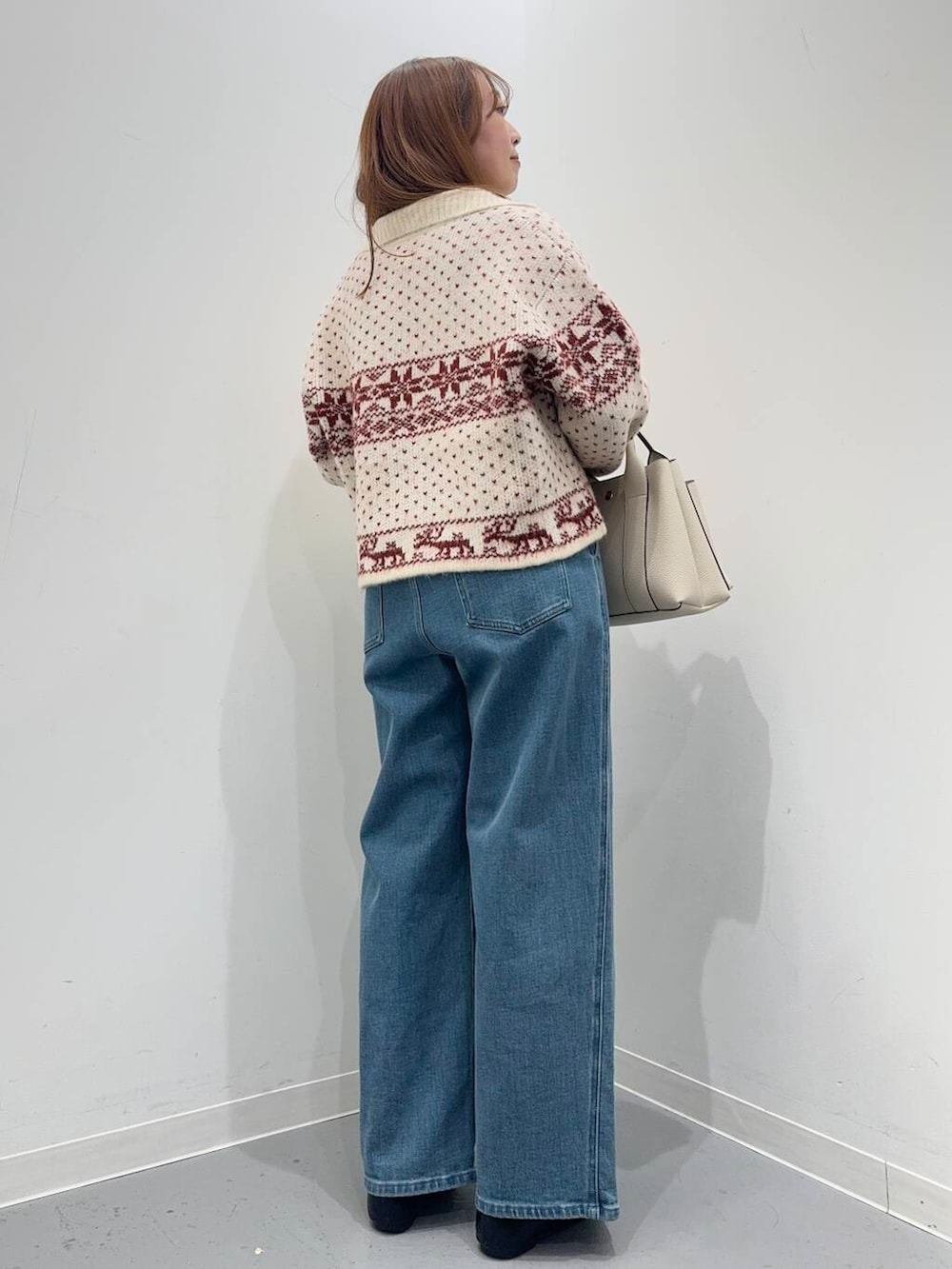 ブラック系のローファー、ホワイト系のトートバッグ、レッド系のニット/セーターを着用したレディースの秋コーディネートの4枚目の写真