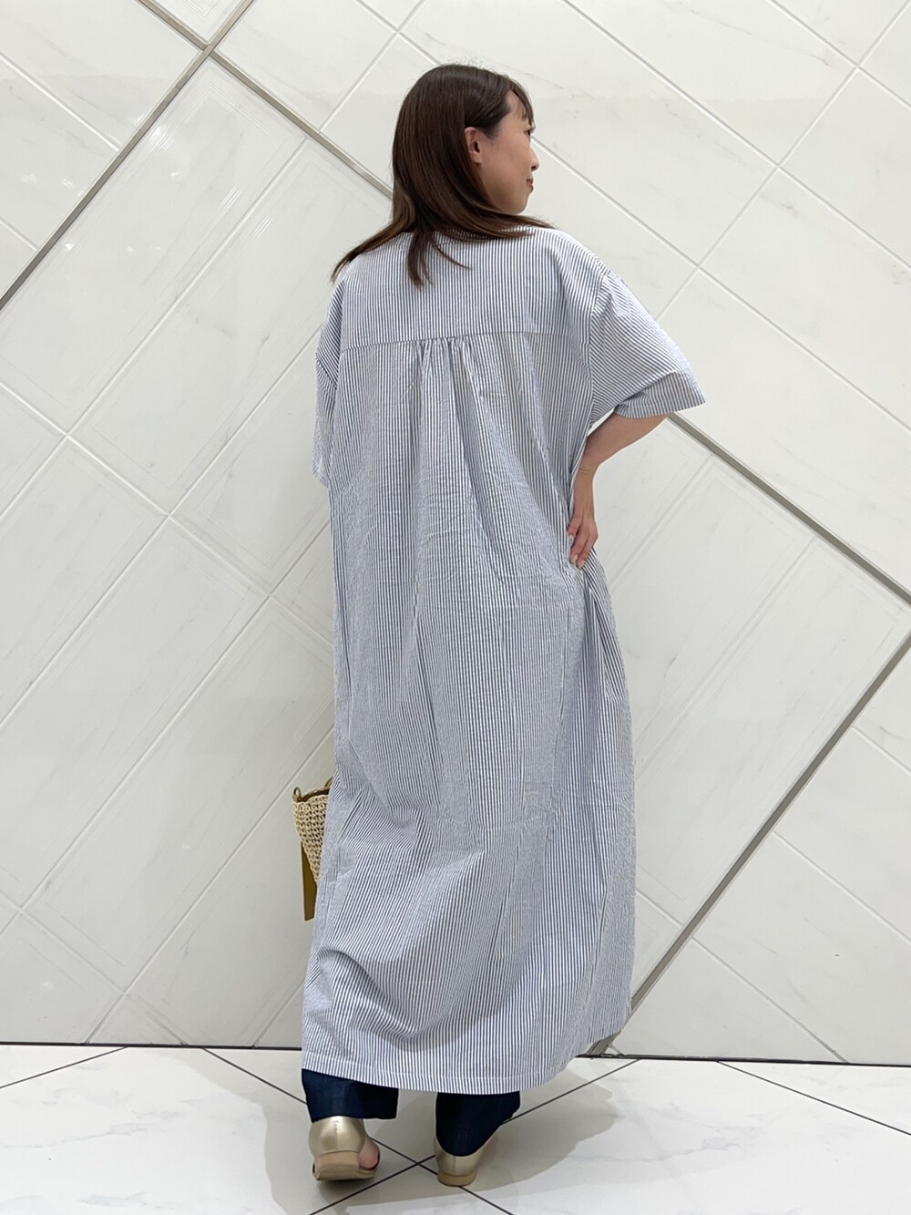 ブルー系のワンピース/ドレス、ブルー系のその他パンツ、ゴールド系のサンダルを着用したレディースの夏コーディネートの4枚目の写真