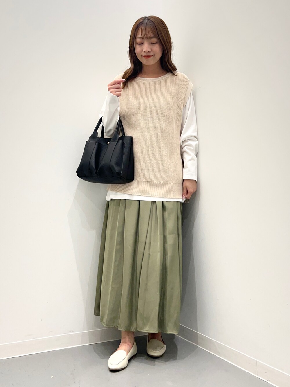 ホワイト系のベスト、グリーン系のその他パンツ、ベージュ系のTシャツ/カットソーを着用したレディースの夏コーディネートの3枚目の写真