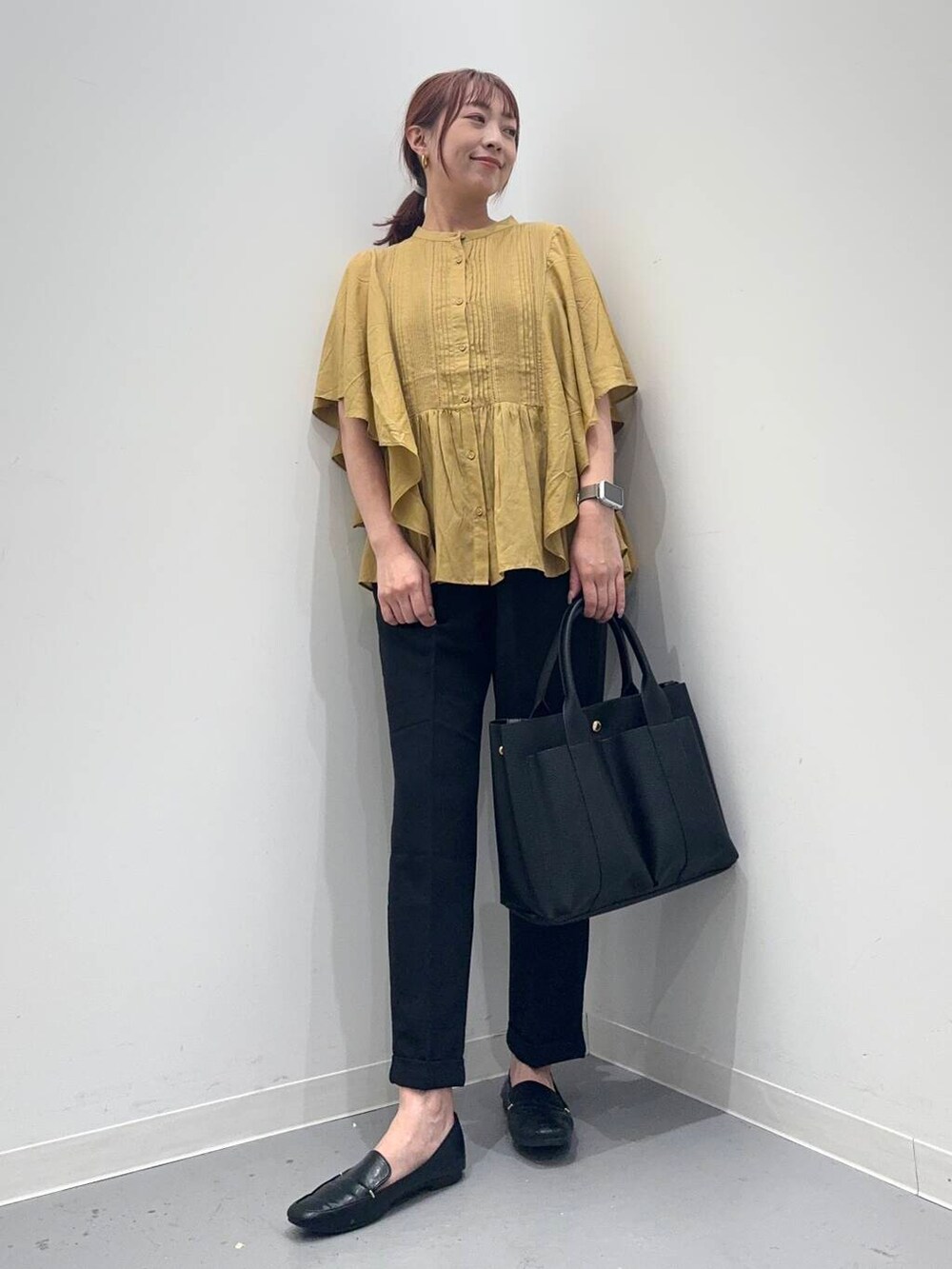 ブラック系のローファー、ブラック系のトートバッグ、ブラック系のその他パンツを着用したレディースの夏コーディネートの5枚目の写真