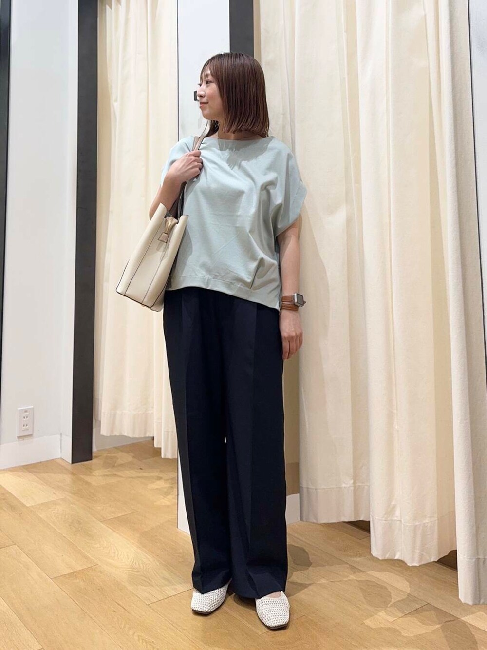 ホワイト系のトートバッグ、グリーン系のTシャツ/カットソー、ホワイト系のバレエシューズを着用したレディースの夏コーディネートの5枚目の写真