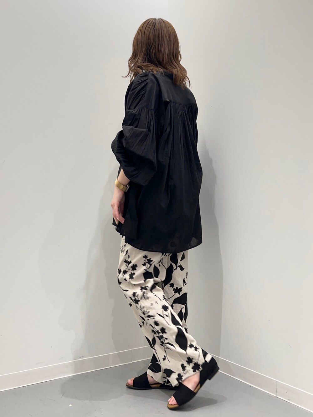 ブラック系のシャツ/ブラウス、ベージュ系のその他パンツ、ブラック系のサンダルを着用したレディースの春コーディネートの2枚目の写真