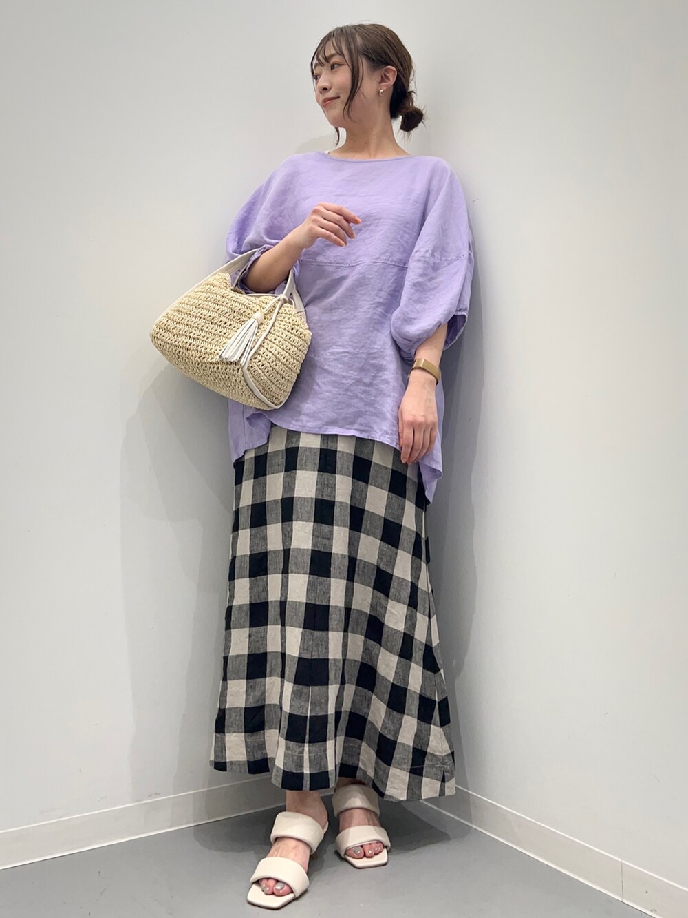 パープル系のシャツ/ブラウス、ブラック系のスカート、ホワイト系のサンダルを着用したレディースの夏コーディネートの2枚目の写真