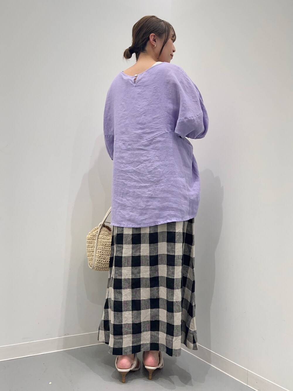 パープル系のシャツ/ブラウス、ブラック系のスカート、ホワイト系のサンダルを着用したレディースの夏コーディネートの4枚目の写真