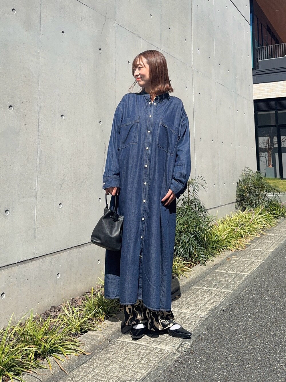 ブルー系のワンピース、ブラック系のその他パンツ、ブラック系のショルダーバッグを着用したレディースの秋コーディネートの6枚目の写真