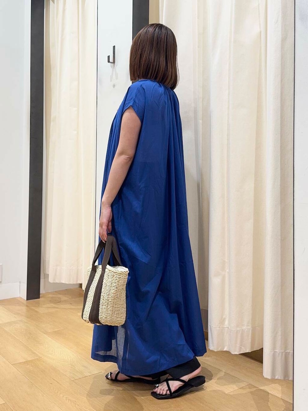 ホワイト系のハンドバッグ、ブラック系のその他パンツ、ブルー系のワンピースを着用したレディースの夏コーディネートの3枚目の写真