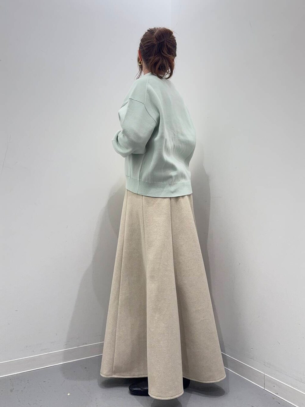 ブラック系のローファー、ホワイト系のTシャツ/カットソー、ホワイト系のハンドバッグを着用したレディースの冬コーディネートの3枚目の写真