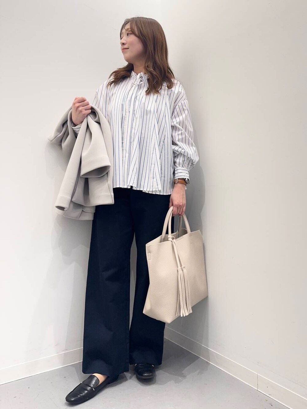 「シンプルコーデ、低身長、newarrival、低身長コーデ、urstore、154cm、骨格ストレート、イエベ春、30代前半、ストレート×イエベ春、ブラウスが主役の春コーデ」｜「RODE SKOの『MADE IN JAPAN』スクエアトゥプチメタルローファー（ローファー、ブラック系）」を使った、maikoさん（レディース・154cm）の春コーディネートの8枚目の写真