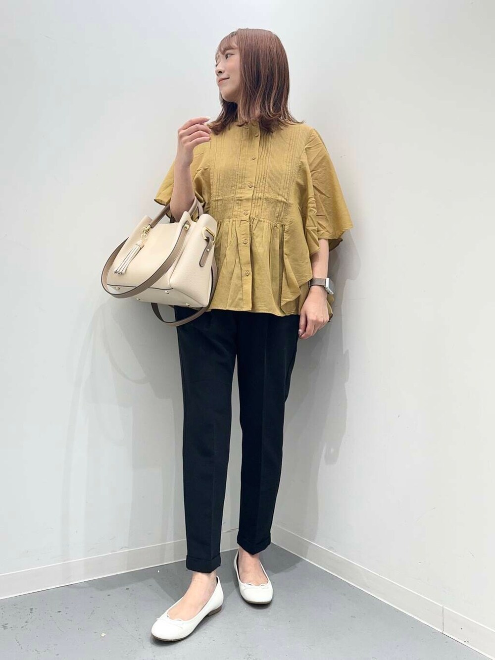 ホワイト系のトートバッグ、ホワイト系のバレエシューズ、イエロー系のシャツ/ブラウスを着用したレディースの夏コーディネートの2枚目の写真