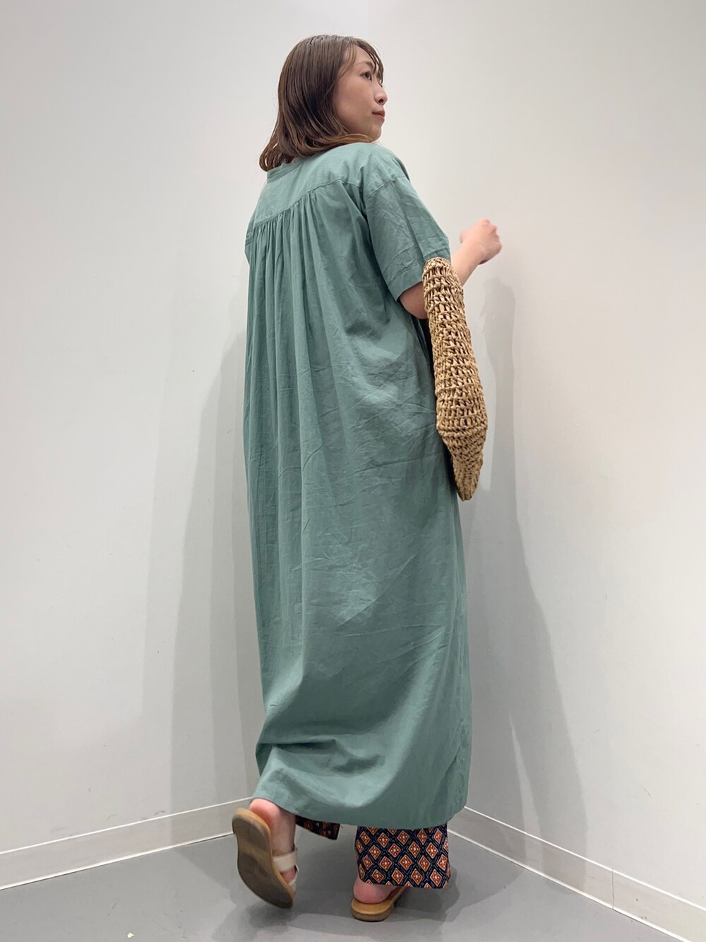 グリーン系のワンピース、ブルー系のその他パンツを着用したレディースの夏コーディネートの4枚目の写真