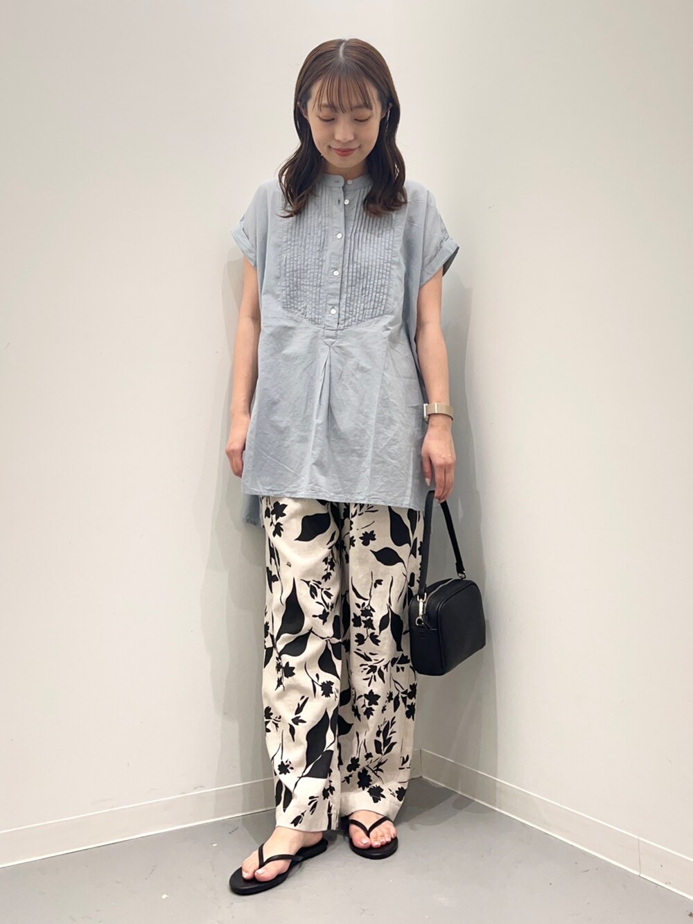 その他のトップス、ベージュ系のその他パンツ、ブラック系のショルダーバッグを着用したレディースの夏コーディネートの3枚目の写真