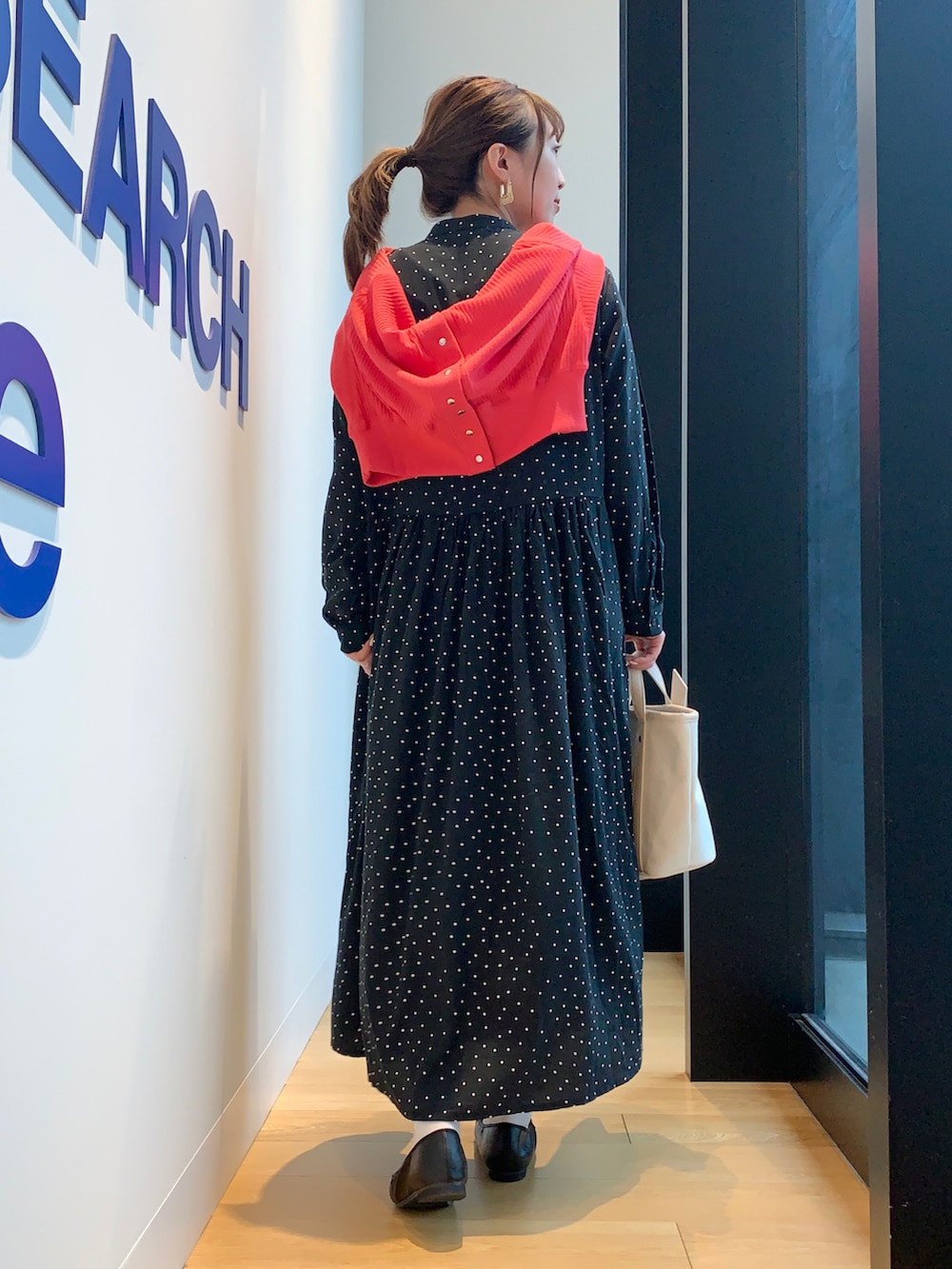 ブルー系のワンピースを着用したレディースの春コーディネートの3枚目の写真