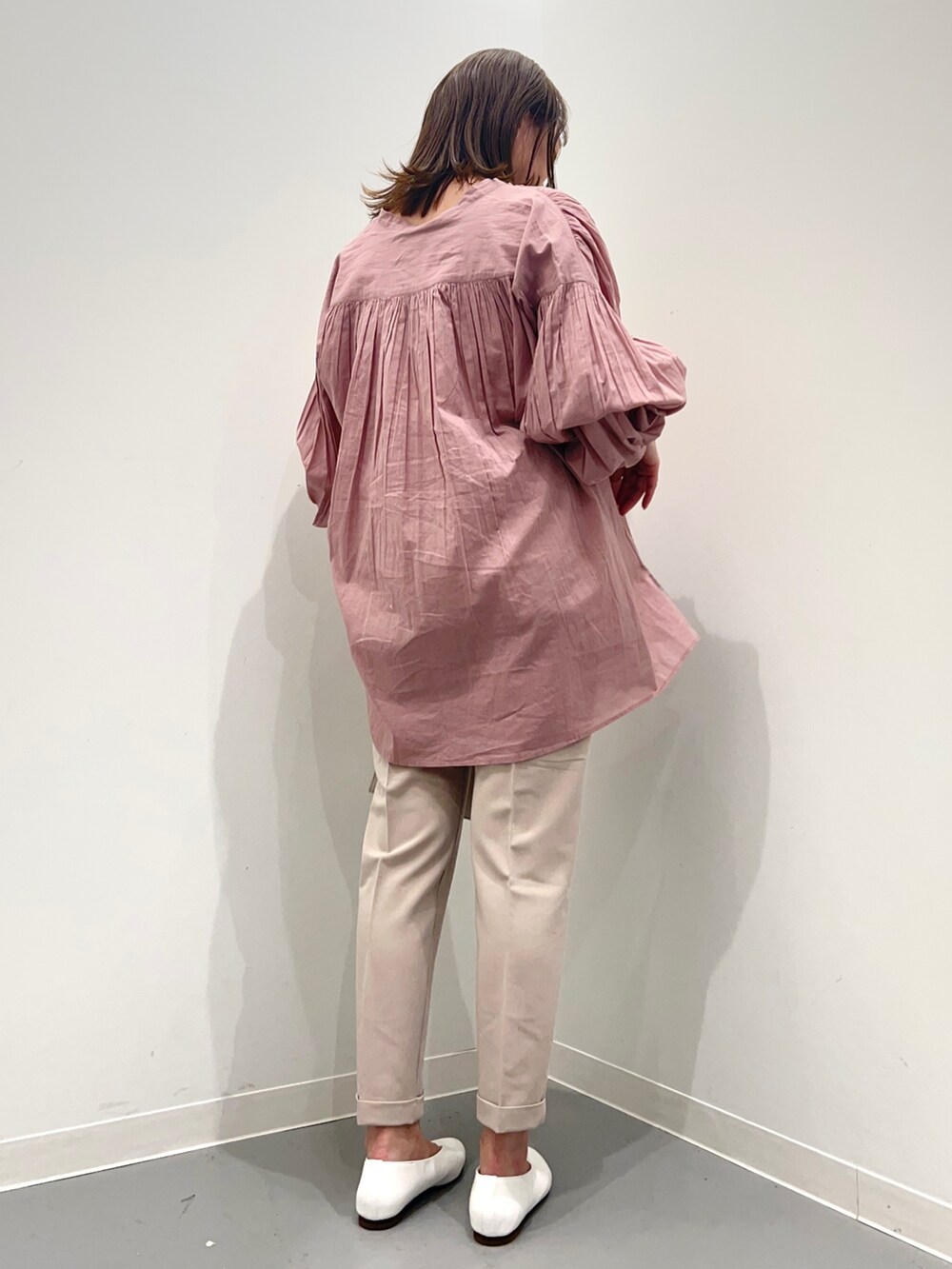 ピンク系のシャツ/ブラウス、ベージュ系のその他パンツ、ホワイト系のパンプスを着用したレディースの春コーディネートの5枚目の写真