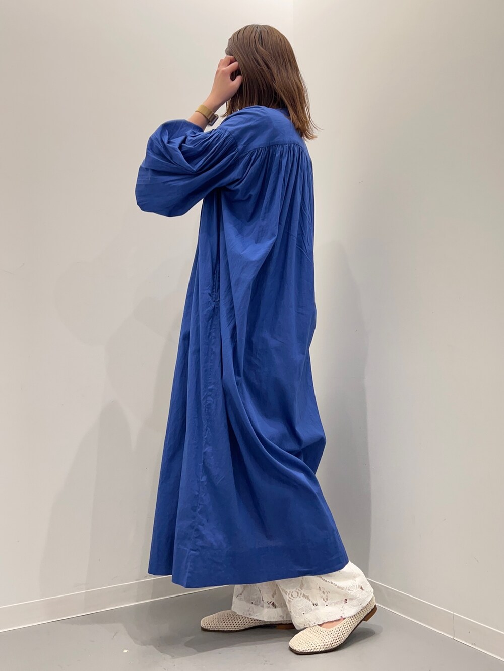 ブルー系のワンピース、ホワイト系のその他パンツ、ブラック系のショルダーバッグを着用したレディースの春コーディネートの5枚目の写真