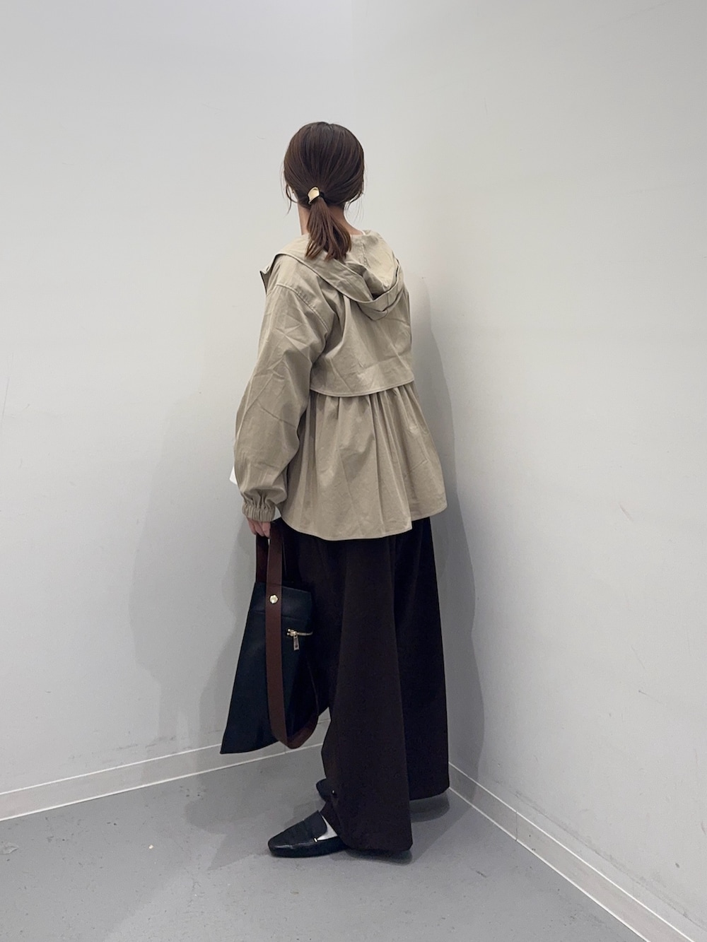 ベージュ系のその他アウター、ホワイト系のTシャツ/カットソー、ブラウン系のその他パンツを着用したレディースの春コーディネートの2枚目の写真