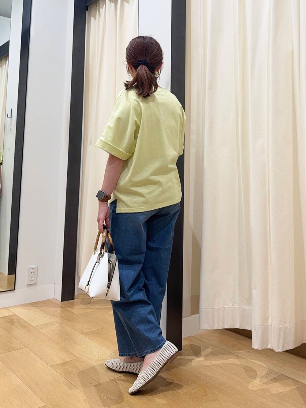 ホワイト系のバレエシューズ、イエロー系のTシャツ/カットソー、ホワイト系のハンドバッグを着用したレディースの夏コーディネートの3枚目の写真