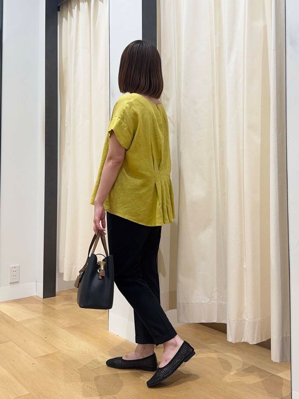 「シンプルコーデ、低身長、newarrival、休日スタイル、低身長コーデ、urstore、154cm、骨格ストレート、イエベ春、30代前半、ストレート×イエベ春、夏の快適通勤コーデ、私が選ぶセールアイテム25ss」｜「RODE SKOの『ドラマ着用商品』チャーム付ミドルバッグ『Msize』（トートバッグ、ブラック系）」を使った、maikoさん（レディース・154cm）の夏コーディネートの3枚目の写真