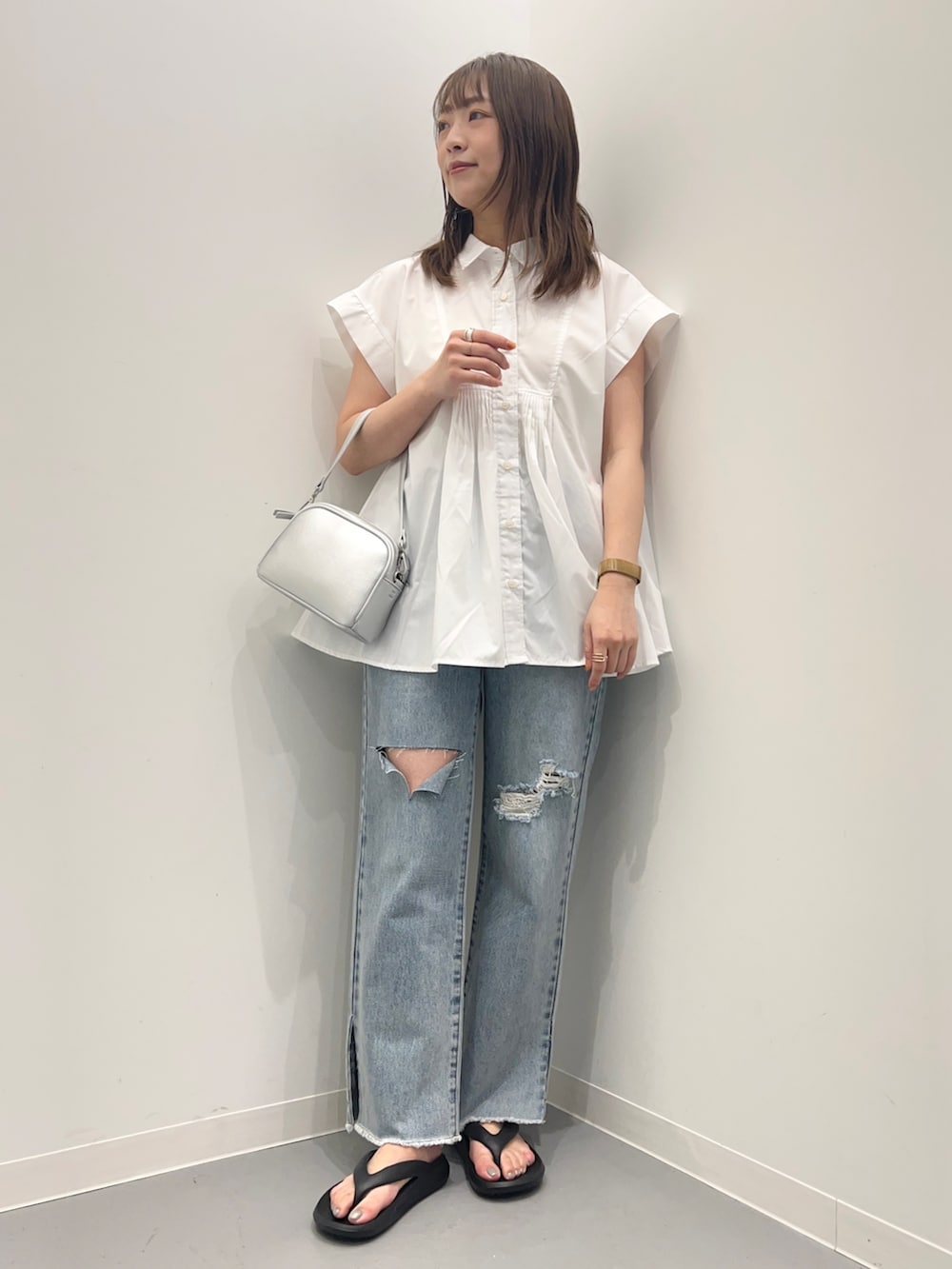 ホワイト系のシャツ/ブラウス、ブルー系のデニムパンツを着用したレディースの夏コーディネートの2枚目の写真