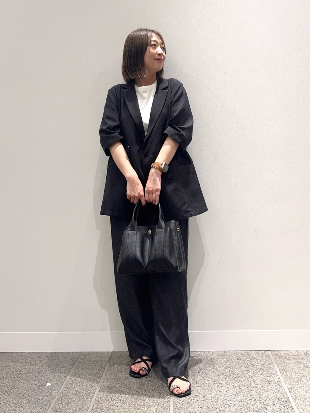 ブラック系のその他アウター、ブラック系のデニムパンツ、ブラック系のトートバッグを着用したレディースの夏コーディネートの4枚目の写真