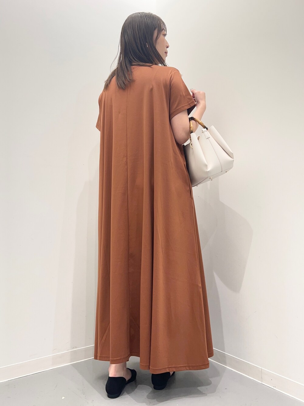 ブラウン系のワンピース、ブラック系のサンダルを着用したレディースの夏コーディネートの3枚目の写真