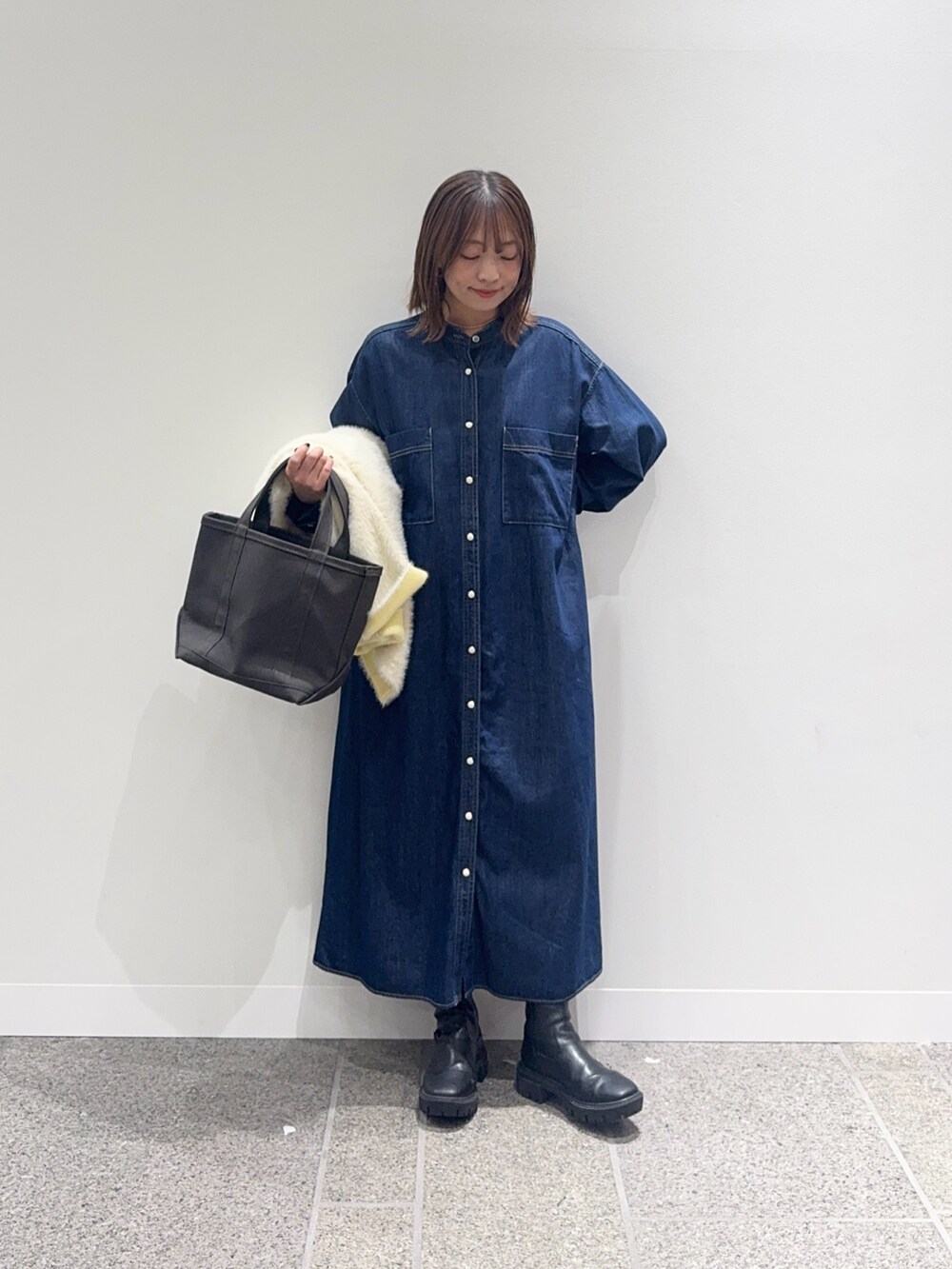ブルー系のワンピース、ホワイト系のカーディガン/ボレロ、グレー系のトートバッグを着用したレディースの秋コーディネートの8枚目の写真
