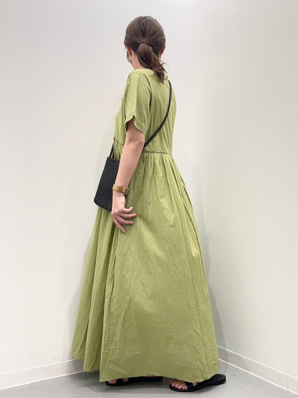 グリーン系のワンピース/ドレス、ブラック系のショルダーバッグ、ブラック系のサンダルを着用したレディースの夏コーディネートの3枚目の写真