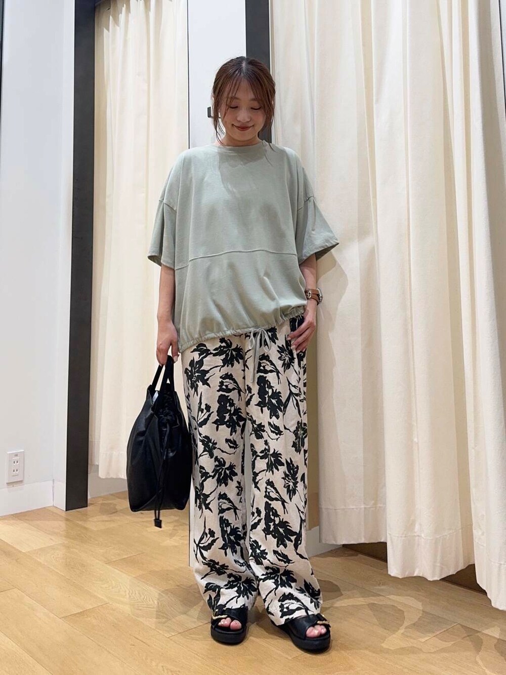 「シンプルコーデ、低身長、newarrival、休日スタイル、低身長コーデ、urstore、154cm、骨格ストレート、イエベ春、30代前半、ストレート×イエベ春、私が選ぶセールアイテム25ss、酒落見えイージーパンツ×サンダル」｜「RODE SKOのウォッシャブルミニショルダーバッグ（ショルダーバッグ、ブラック系）」を使った、maikoさん（レディース・154cm）の夏コーディネートの6枚目の写真