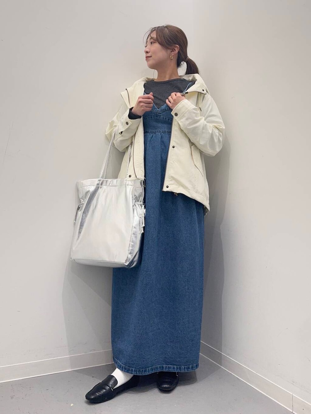 ブラック系のローファー、グレー系のTシャツ/カットソー、シルバー系のトートバッグを着用したレディースの春コーディネートの4枚目の写真