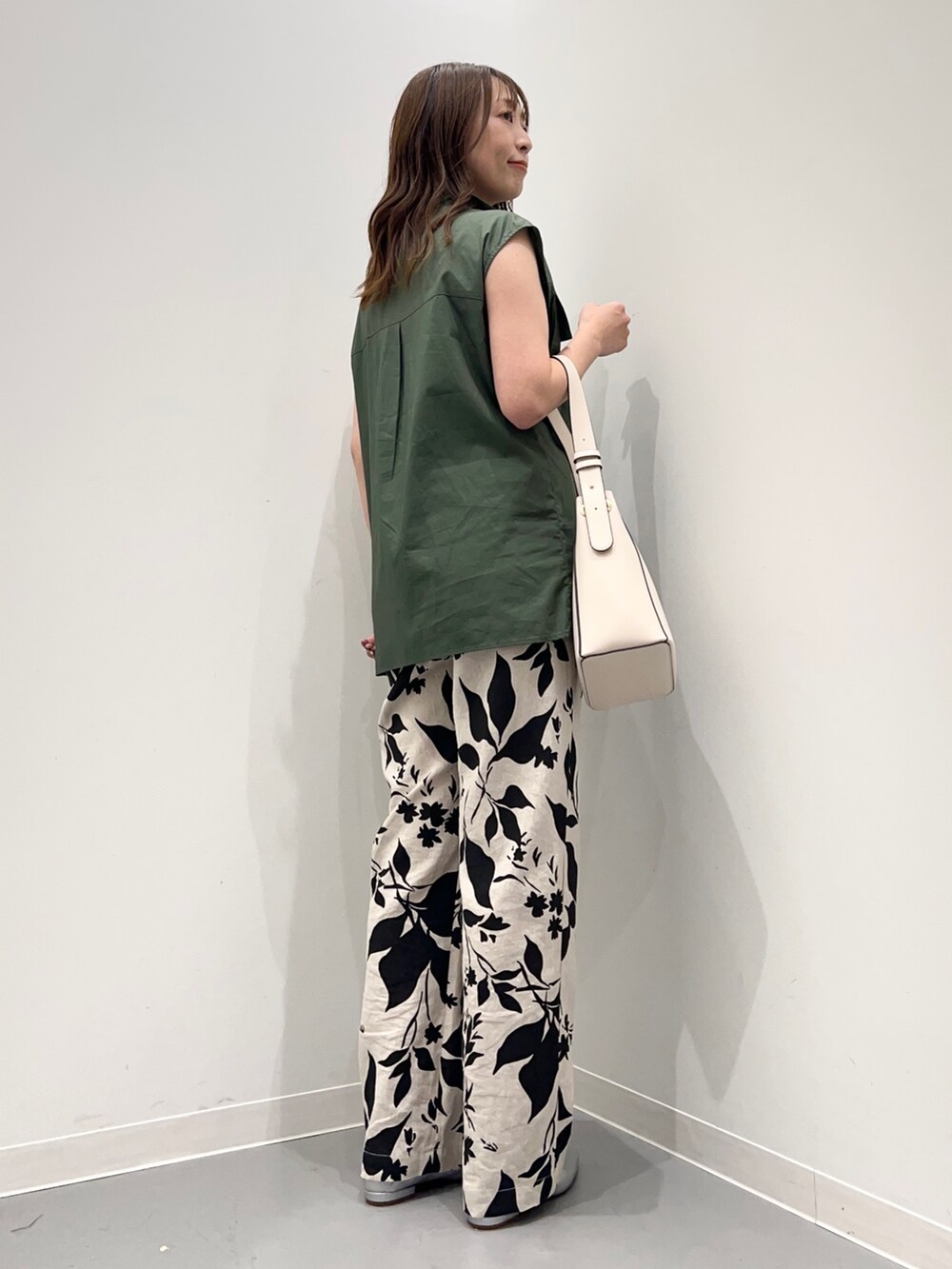 グリーン系のシャツ/ブラウス、ベージュ系のその他パンツ、ホワイト系のトートバッグを着用したレディースの夏コーディネートの4枚目の写真