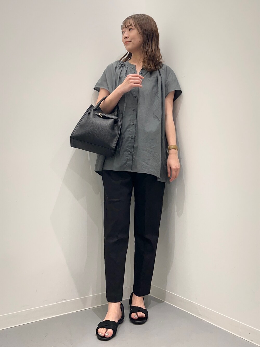 グリーン系のシャツ/ブラウス、ブラック系のその他パンツを着用したレディースの夏コーディネートの3枚目の写真