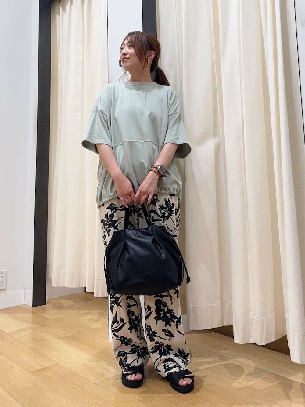 「シンプルコーデ、低身長、newarrival、休日スタイル、低身長コーデ、urstore、154cm、骨格ストレート、イエベ春、30代前半、ストレート×イエベ春、私が選ぶセールアイテム25ss、酒落見えイージーパンツ×サンダル」｜「RODE SKOのウォッシャブルミニショルダーバッグ（ショルダーバッグ、ブラック系）」を使った、maikoさん（レディース・154cm）の夏コーディネートの2枚目の写真