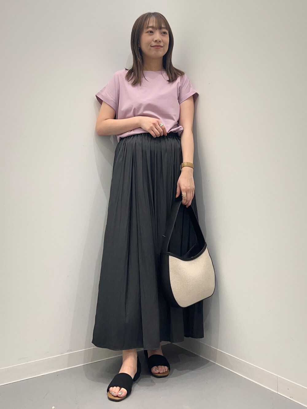 パープル系のTシャツ/カットソー、ブラック系のその他パンツ、ブラック系のサンダルを着用したレディースの夏コーディネートの5枚目の写真