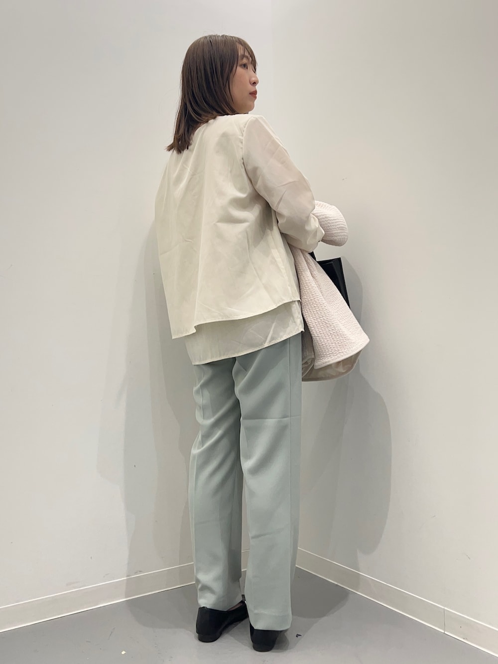 ベージュ系のシャツ/ブラウス、ホワイト系のノーカラージャケット、グリーン系のその他パンツを着用したレディースの春コーディネートの4枚目の写真