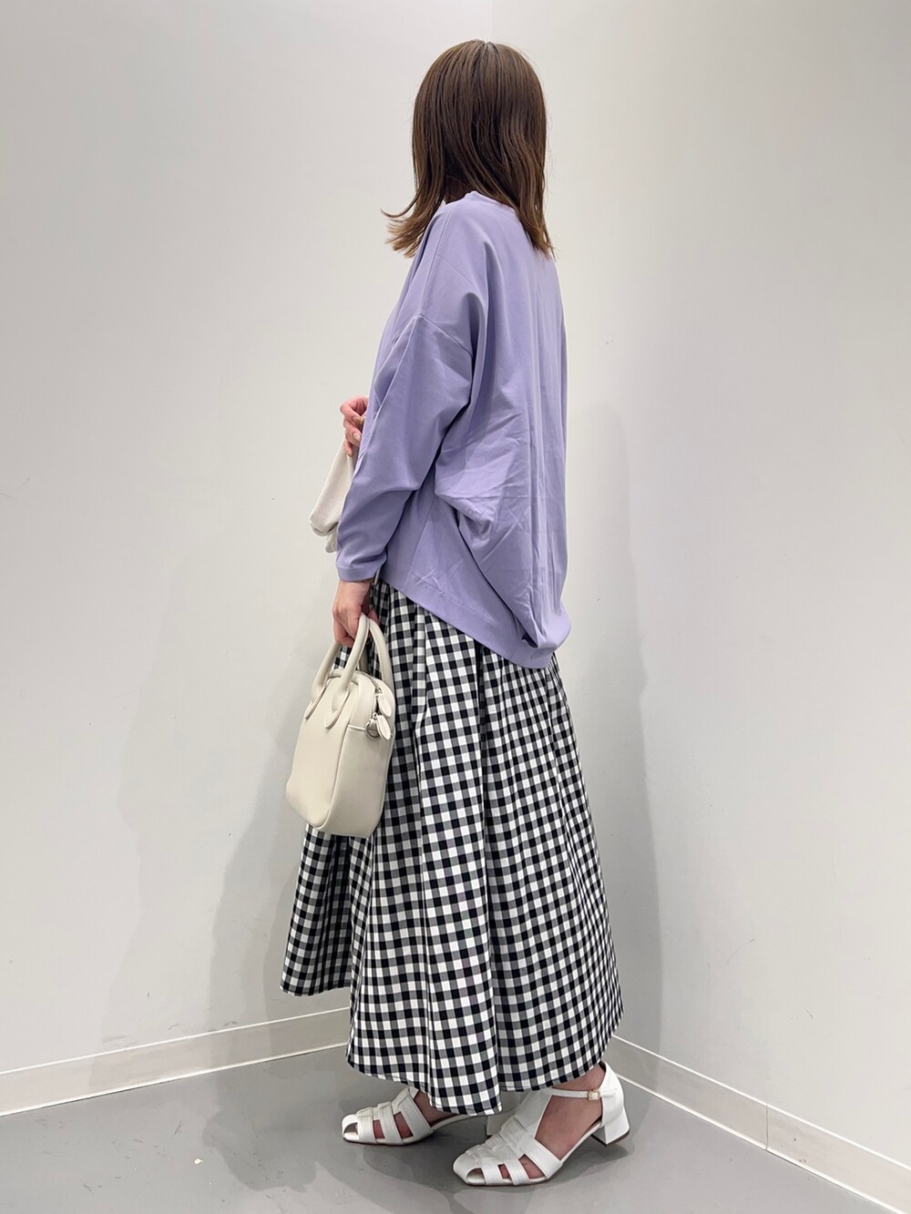 その他のスカート、パープル系のTシャツ/カットソーを着用したレディースの春コーディネートの3枚目の写真