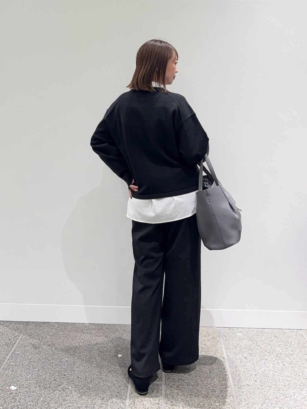 ブラック系のカーディガン/ボレロ、ホワイト系のシャツ/ブラウス、ブラック系のその他パンツを着用したレディースの秋コーディネートの5枚目の写真