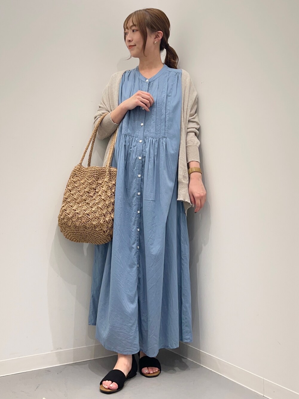 ブルー系のワンピース、ベージュ系のかごバッグ、ベージュ系のカーディガン/ボレロを着用したレディースの春コーディネートの5枚目の写真
