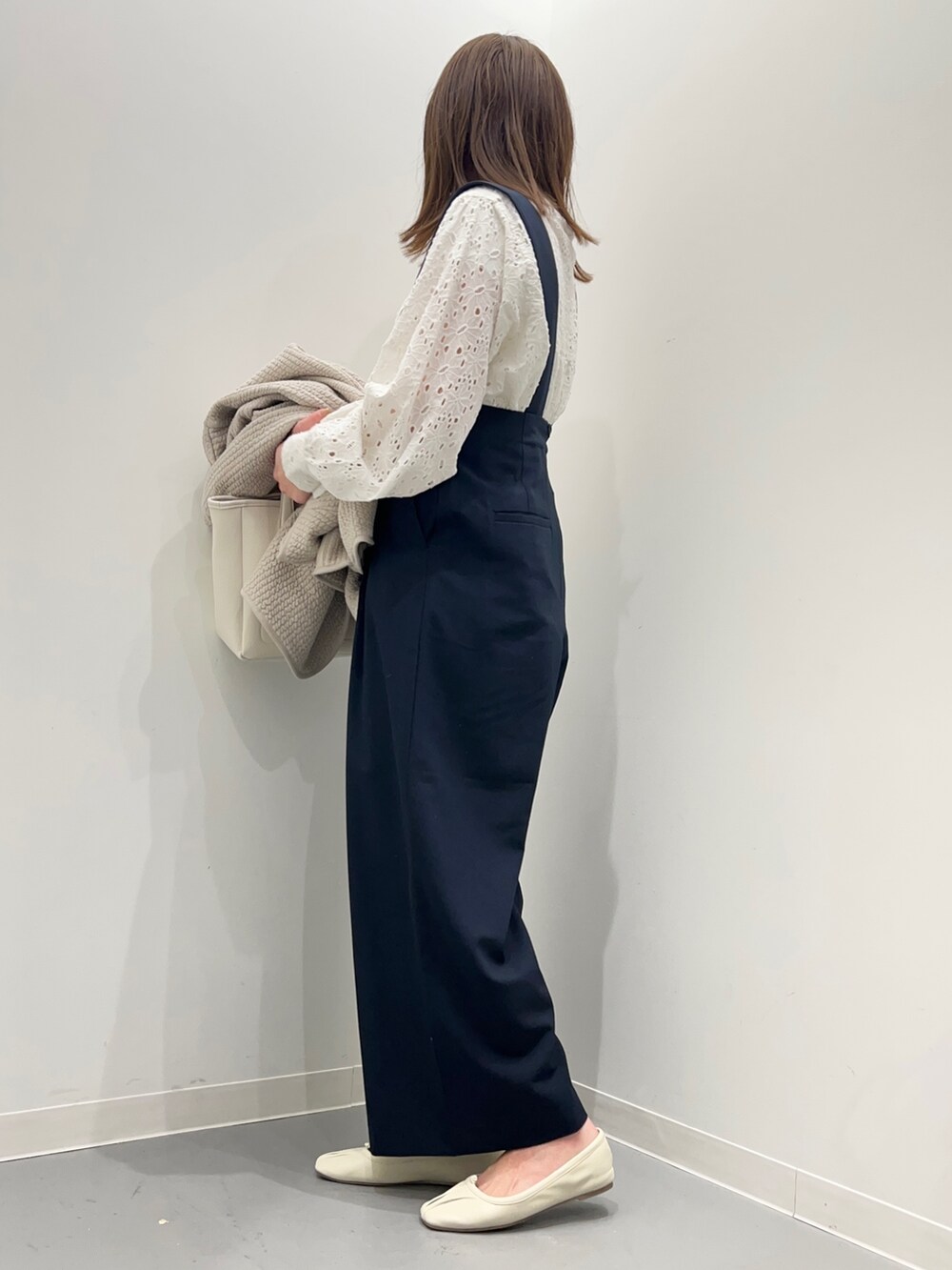 ホワイト系のシャツ/ブラウス、ブルー系のサロペット/オーバーオール、グレー系のノーカラージャケットを着用したレディースの春コーディネートの6枚目の写真