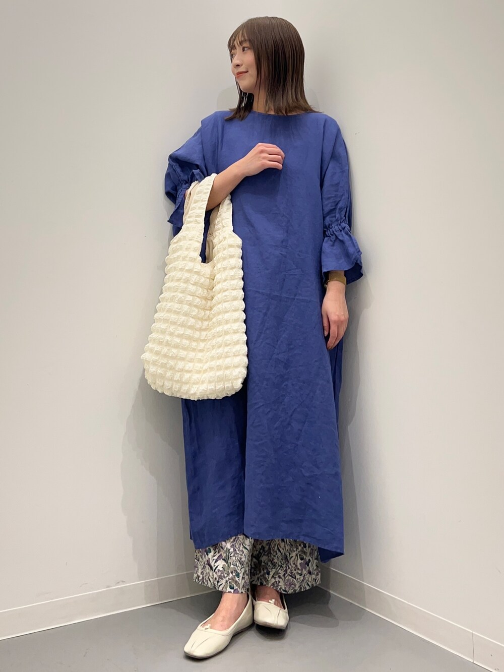 ブルー系のワンピース、パープル系のその他パンツ、ホワイト系のトートバッグを着用したレディースの春コーディネートの3枚目の写真