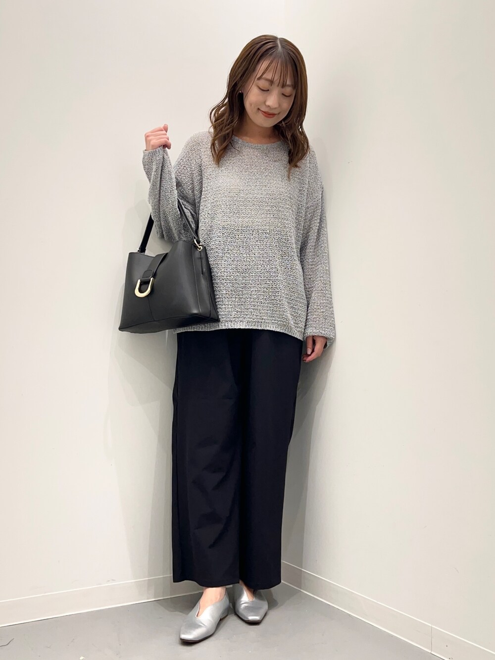 グレー系のニット/セーター、ブラック系のその他パンツを着用したレディースの夏コーディネートの2枚目の写真