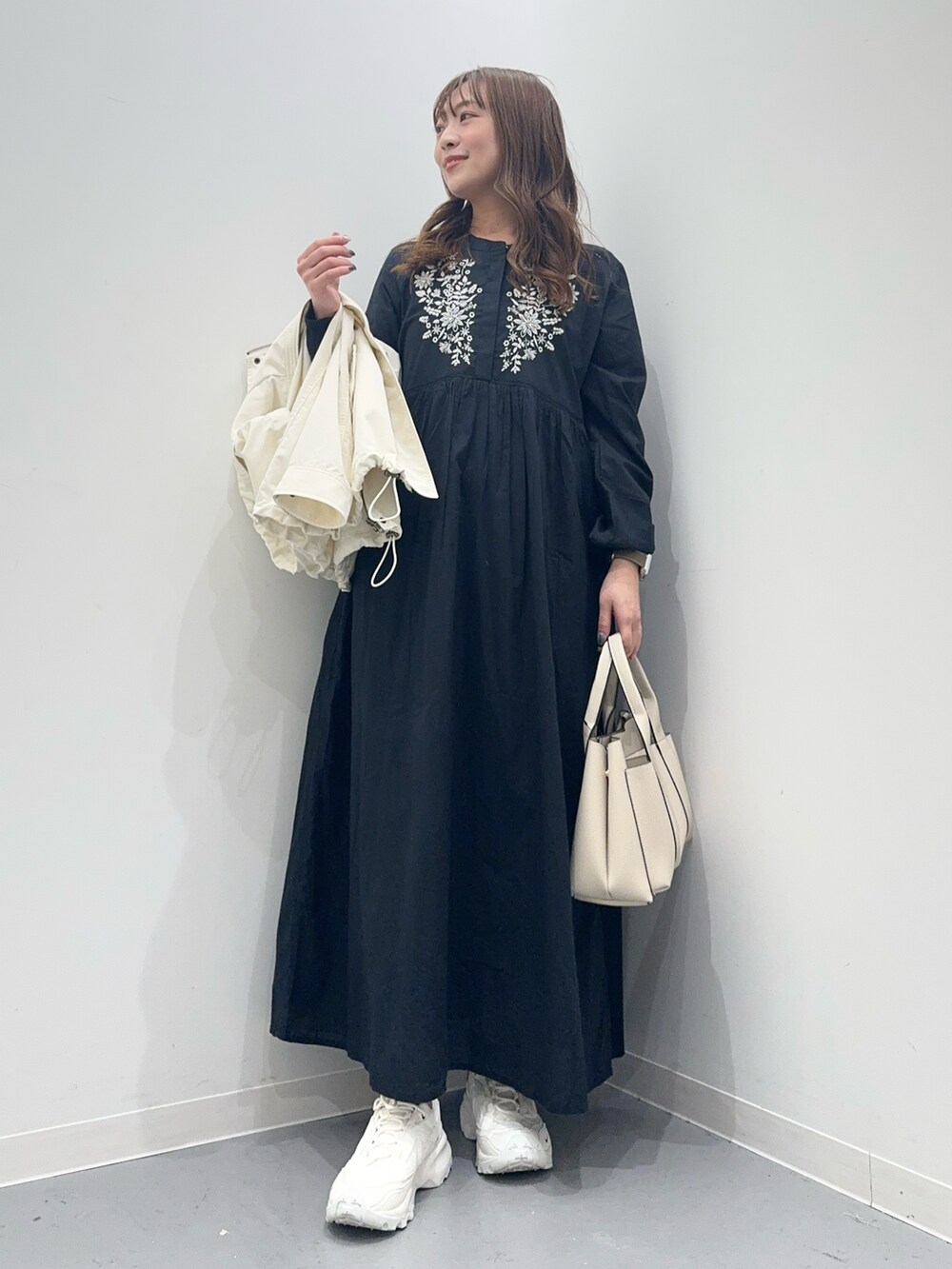 「低身長コーデ、シンプルコーデ、サニーレーベル、SonnyLabel」｜「URBAN RESEARCH Sonny Labelの撥水マウンテンパーカー（マウンテンパーカー、ホワイト系）」を使った、maikoさん（レディース・154cm）の春コーディネートの5枚目の写真